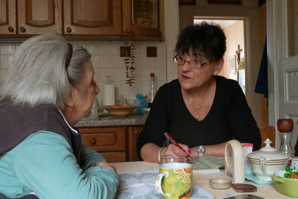 how-to-tell-parent-they-need-help-at-home-featured